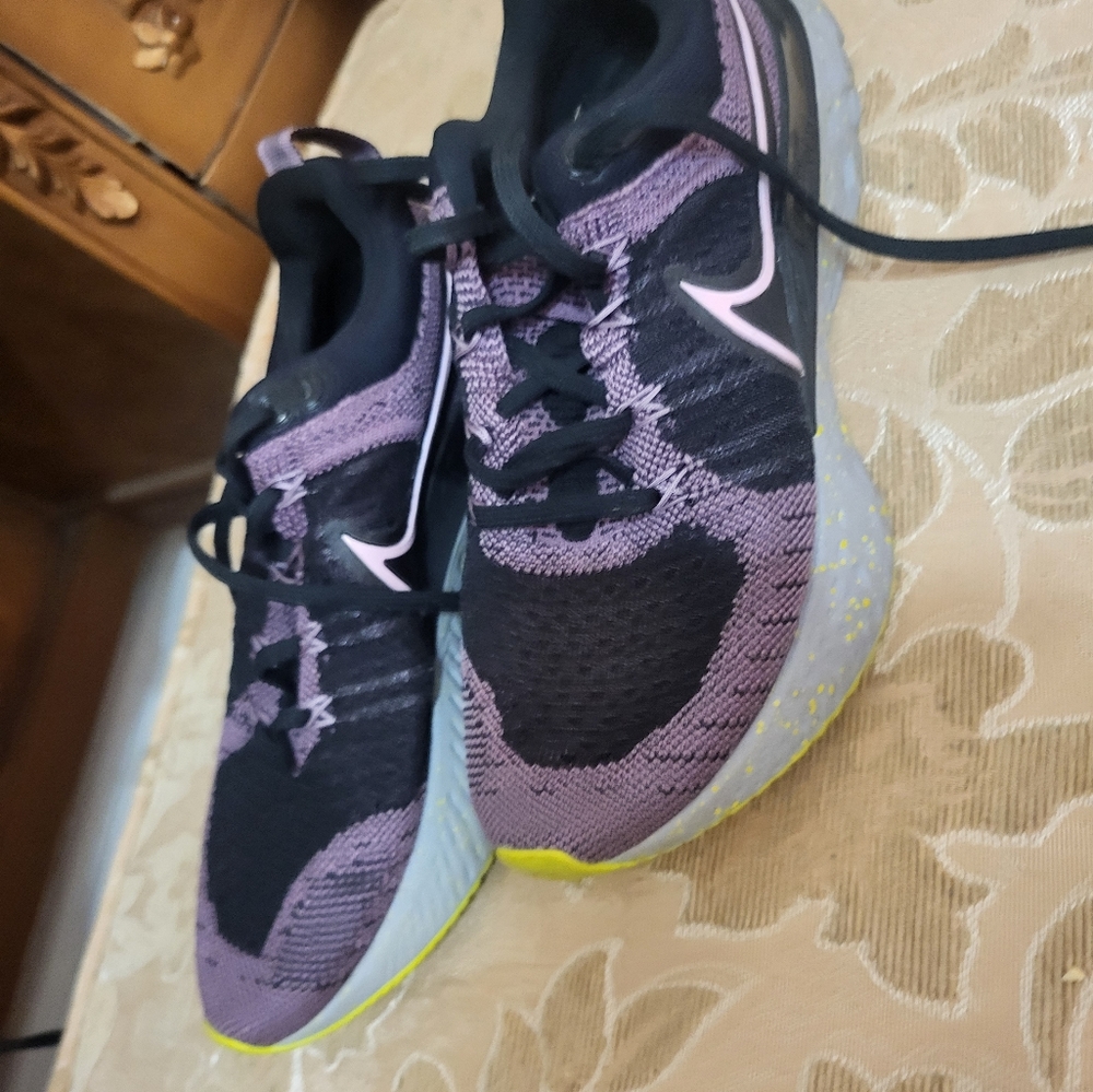 Nike sneakers Like New size 6